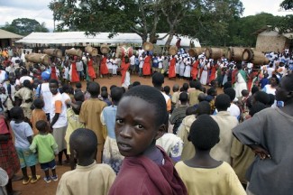 March Against Hunger organized by the World Food Programme and partners. Participants join Buhiga School pupils in a 6 km-march. After the march, pupils witness a drama performance. ONUB Photo/Mario Rizzolio. 21 May 2006, Karuzi province, Burundi.