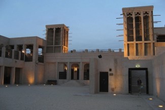 Dubai Sheikh_Makhtoum_house_courtyard - source Wikimedia Commons