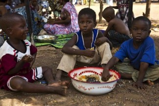 Mali children eating - UNHCR